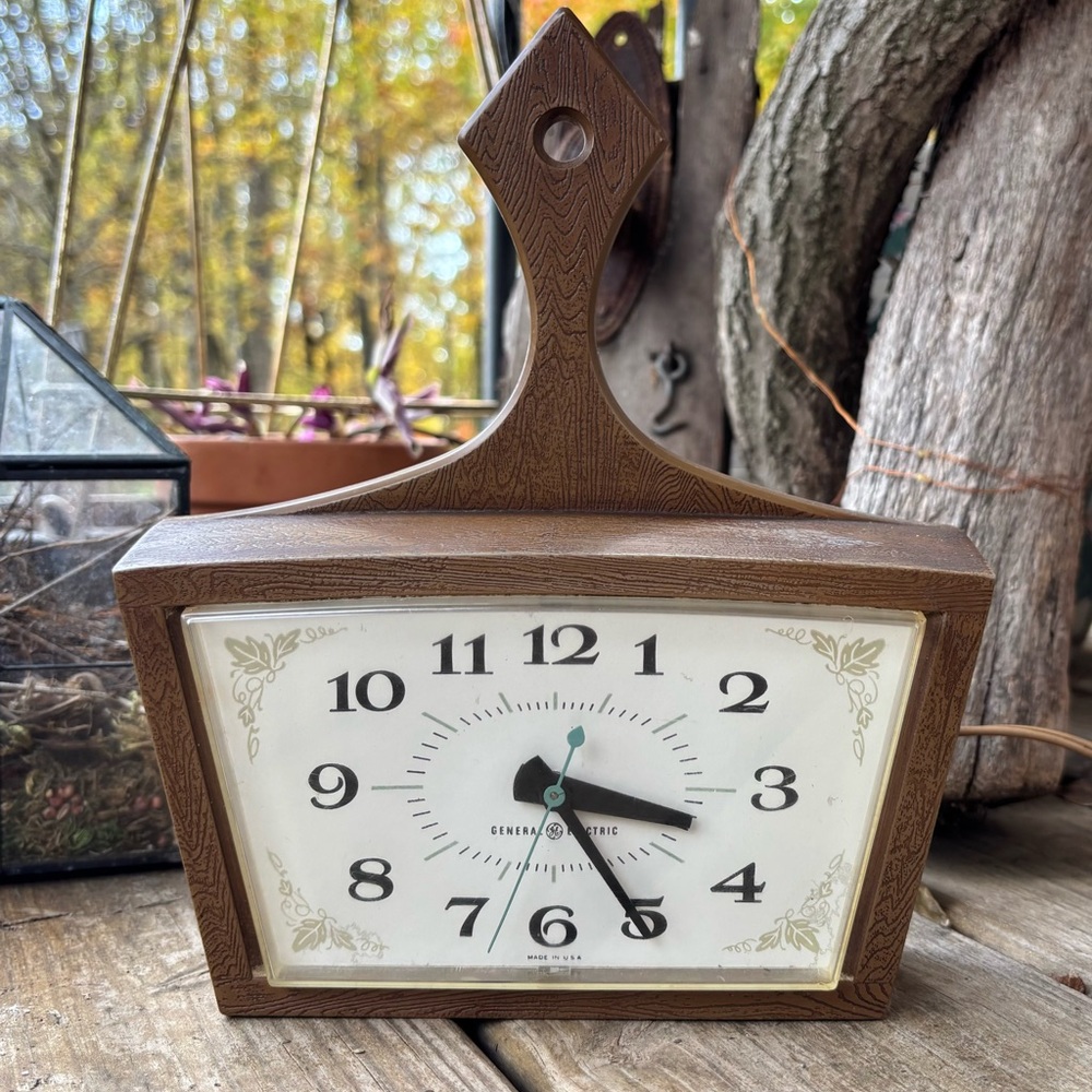 Vintage 70s Clock Wall General Electric Kitchen Plug Faux Wood Model 2155 Brown